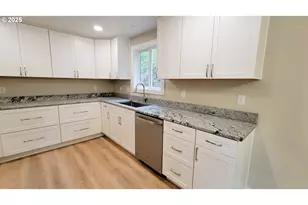 552 W D St, Springfield, OR 97477 - Photo 10