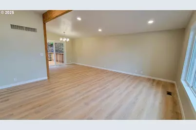 552 W D St, Springfield, OR 97477 - Photo 6