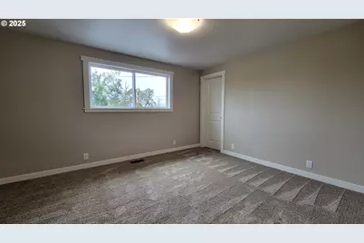 552 W D St, Springfield, OR 97477 - Photo 14