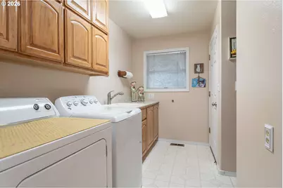 1213 NW Riverfront Dr, Roseburg, OR 97471 - Photo 24