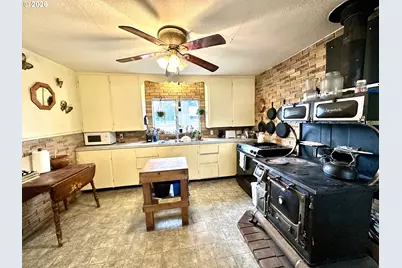 1917 Ash St, Baker City, OR 97814 - Photo 2