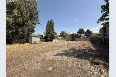 2076 Roberts Rd, Medford, OR 97504 - Photo 2