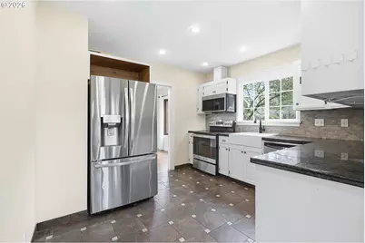 5820 SW Nevada Ct, Portland, OR 97219 - Photo 8
