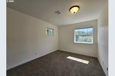 2750 SE Booth Ave, Roseburg, OR 97470 - Photo 28