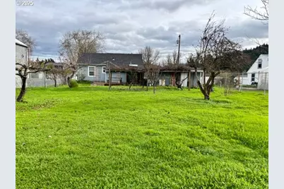 196 NE Flagg St, Roseburg, OR 97470 - Photo 6