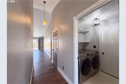 140 W 13th St, Lafayette, OR 97127 - Photo 12