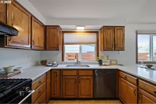 305 SE 84th Ave, Portland, OR 97216 - Photo 14
