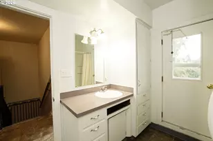 425 N 9th St, Cottage Grove, OR 97424 - Photo 32
