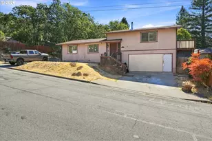 1499 NE Hillcrest Dr, Grants Pass, OR 97526 - Photo 1