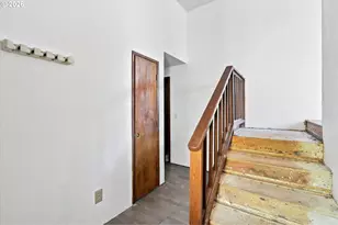 1499 NE Hillcrest Dr, Grants Pass, OR 97526 - Photo 4