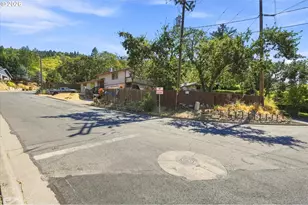 1499 NE Hillcrest Dr, Grants Pass, OR 97526 - Photo 2