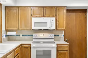 15245 SE Market Ct, Portland, OR 97233 - Photo 10