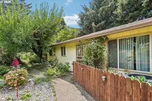 9637 SW 62nd Ave, Portland, OR 97219 - Photo 2