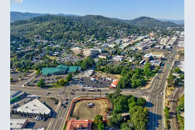 328 NE Winchester St, Roseburg, OR 97470 - Photo 28