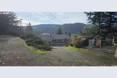 1123 SE Hawthorne Dr, Roseburg, OR 97470 - Photo 2