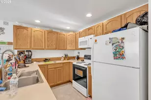 3397 Oak St, Florence, OR 97439 - Photo 10