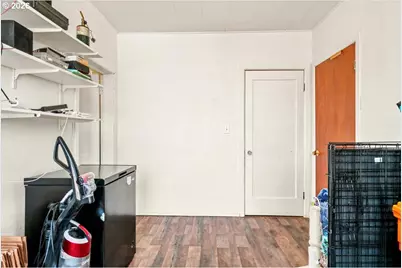 90 E B St, Halsey, OR 97348 - Photo 34