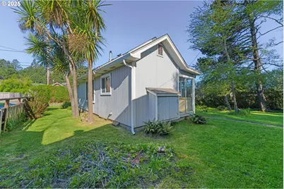 1887 Madrona St, North Bend, OR 97459 - Photo 10