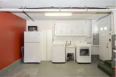 10910 NE Hancock St, Portland, OR 97220 - Photo 44