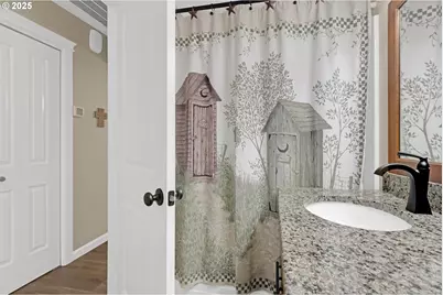 1010 W Luellen Dr, Roseburg, OR 97471 - Photo 40