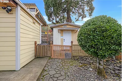 1010 W Luellen Dr, Roseburg, OR 97471 - Photo 44