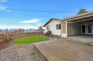 1010 W Luellen Dr, Roseburg, OR 97471 - Photo 6