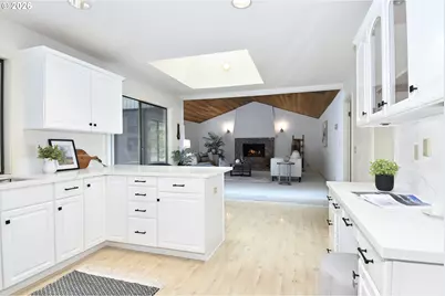 2 Essex Ct, Lake Oswego, OR 97034 - Photo 2