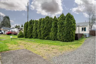 297 S 43rd St, Springfield, OR 97478 - Photo 4