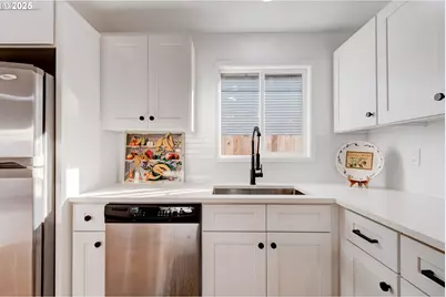 604 S Vermont St, Portland, OR 97219 - Photo 12