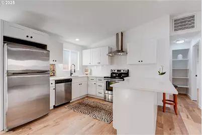 604 S Vermont St, Portland, OR 97219 - Photo 10