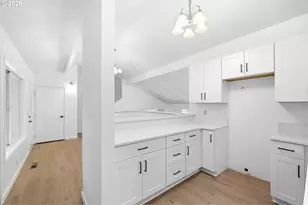 7048 Glacier Dr, Springfield, OR 97478 - Photo 8