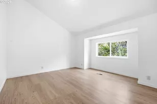 7048 Glacier Dr, Springfield, OR 97478 - Photo 12