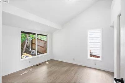 7048 Glacier Dr, Springfield, OR 97478 - Photo 10