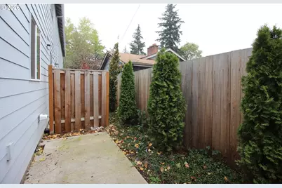 12140 SE Bush St, Portland, OR 97266 - Photo 10