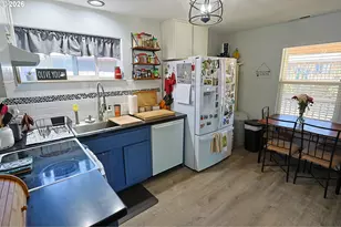 366 N Wasson St, Coos Bay, OR 97420 - Photo 8