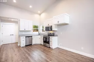 1380 Jacobs Dr, Eugene, OR 97402 - Photo 6