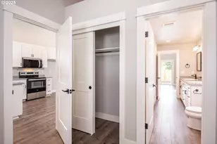 1380 Jacobs Dr, Eugene, OR 97402 - Photo 10