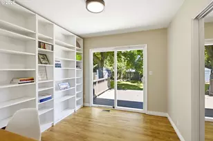 9323 SE Mill St, Portland, OR 97216 - Photo 14