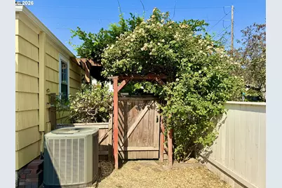 551 6th St, Springfield, OR 97477 - Photo 36