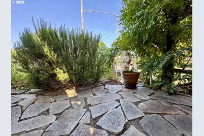 551 6th St, Springfield, OR 97477 - Photo 38