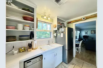 551 6th St, Springfield, OR 97477 - Photo 18
