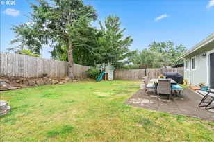 240 NE 10th Ct, Newport, OR 97365 - Photo 22