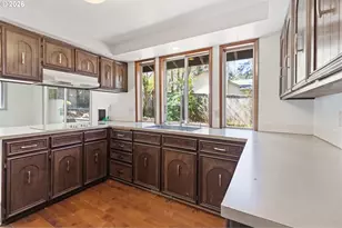 320 Dellwood Dr, Eugene, OR 97405 - Photo 10