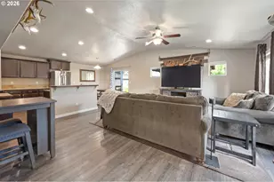 4946 Holly St, Springfield, OR 97478 - Photo 4