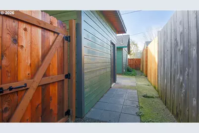 436 E 7th St, Coquille, OR 97423 - Photo 14