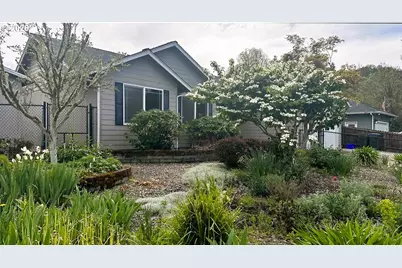 2409 SE Chinaberry Ave, Roseburg, OR 97470 - Photo 2