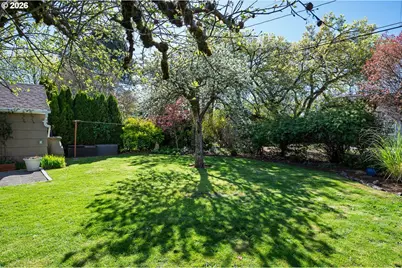 8922 SE Market St, Portland, OR 97216 - Photo 28