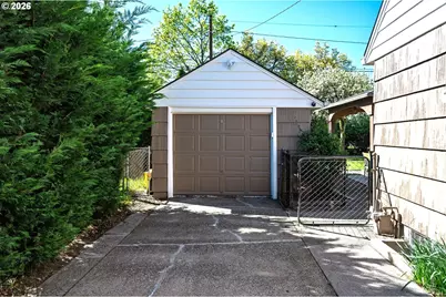 8922 SE Market St, Portland, OR 97216 - Photo 24
