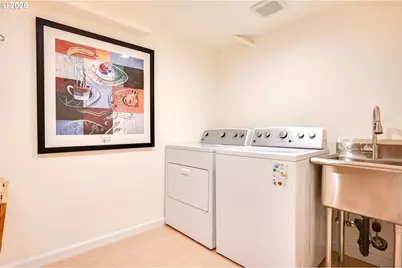 8922 SE Market St, Portland, OR 97216 - Photo 22