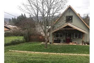 1387 NW Grove St, Roseburg, OR 97471 - Photo 6